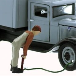 N Scale People, Pumping Up A Tire, With Pump, Finished